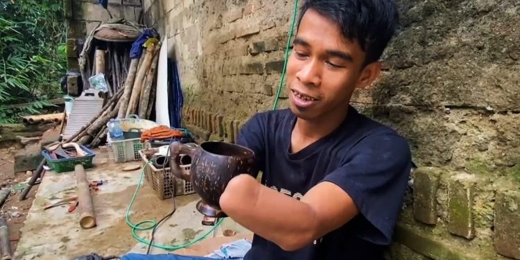 Saidi, Penyandang Disabilitas Asal Lebak, Olah Batok Kelapa Jadi Barang Bernilai Ekonomi