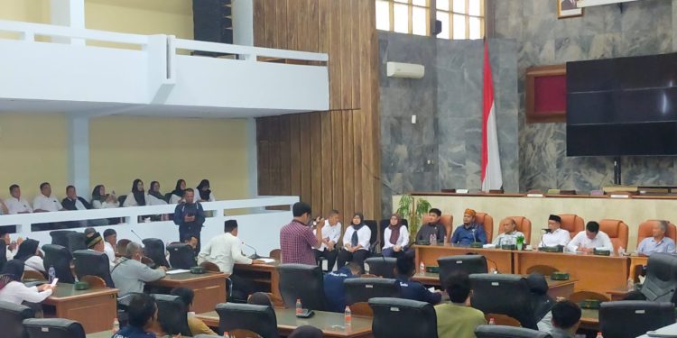 Sudah Mengabdi Puluhan Tahun Tapi Tak Diangkat PPPK, Ratusan Guru Honorer di Lebak Ngadu ke Dewan