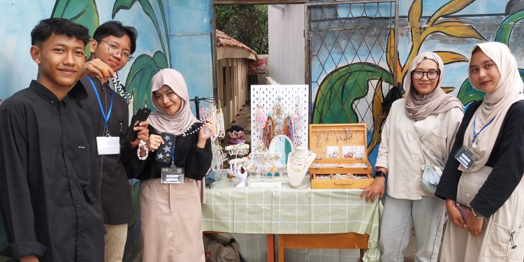 Hesti, Pengrajin Asal Pandeglang Raup Cuan dari Bisnis Manik-manik