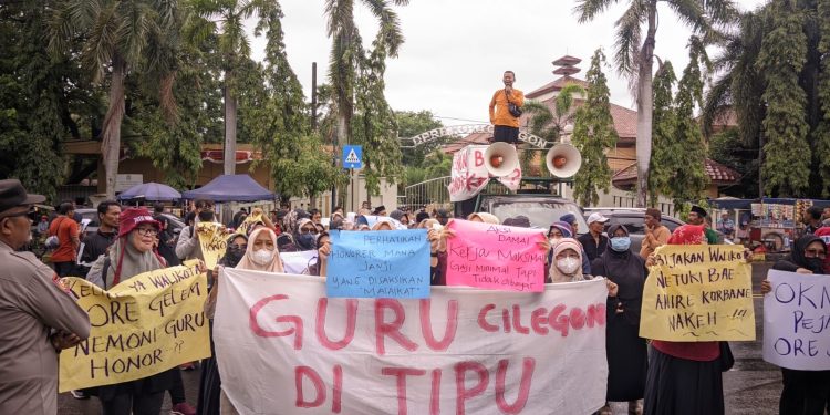 Honor Belum Dibayarkan Pemkot Cilegon, Guru Honorer Demo Kembali