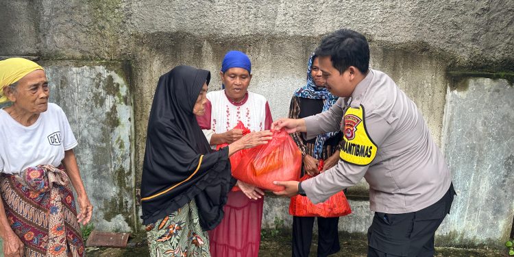Babinkamtibmas Polsek Pasar Kemis Berikan Sembako Kepada Lansia Kurang Mampu