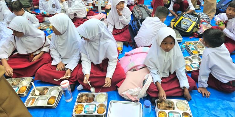 Menu Makan Bergizi di SDN Lengkong Wetan 01: Nasi, Semur Ayam, Sayur Wortel dan Jagung, Jeruk serta Susu Kotak