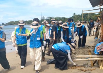 Puluhan Mahasiswa Korsel Kumpulkan Sampah di Pantai Carita, Pandeglang