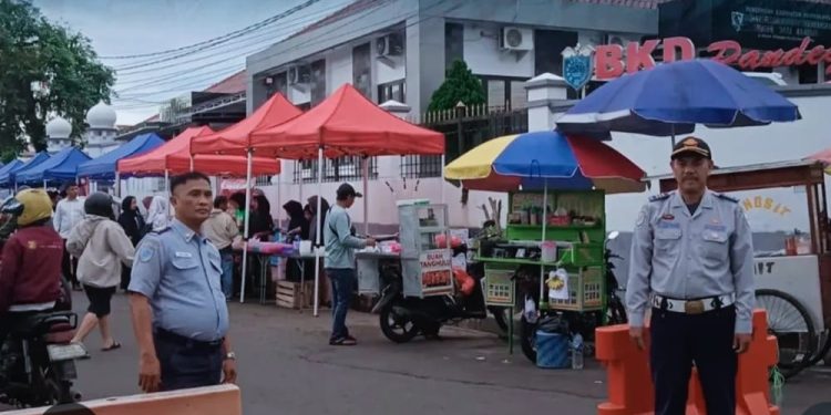 Diskoperindag Pandeglang Legalkan 30 PKL Berjualan di Jalan Bank Banten