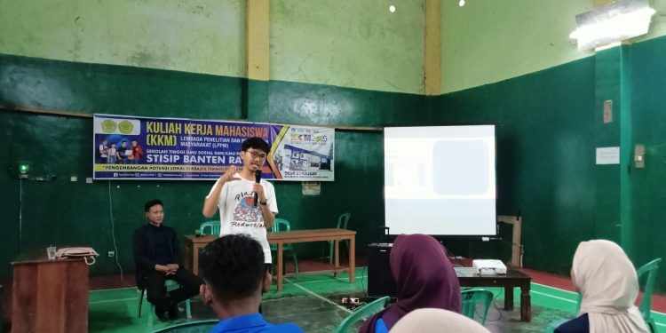 Mahasiswa KKM 03 STISIP Banten Raya Gelar Nobar Pulau Plastik di Pandeglang, Ingatkan Bahaya Sampah