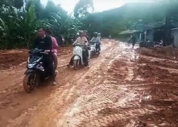 Jalan Provinsi di Lebak Selatan Berlumpur dan Bahayakan Pengguna Jalan