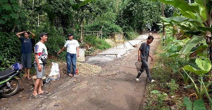 20 Tahun Tak Dibangun, Warga Patungan Perbaiki Jalan Rusak