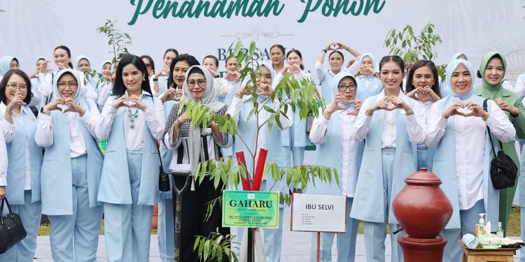 Pj Ketua TP PKK Banten Dampingi Istri Wapres dan Ketua Seruni Saat Aksi Sosial di Kota Serang