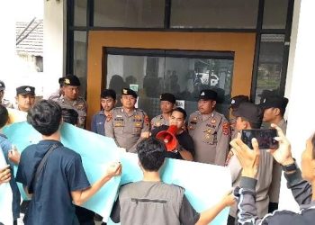Gedung ULP Pandeglang Disegel Pedemo
