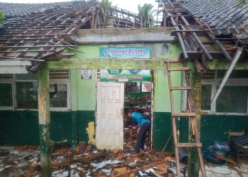 Atap Gedung MTs Negeri 7 Pandeglang Ambruk