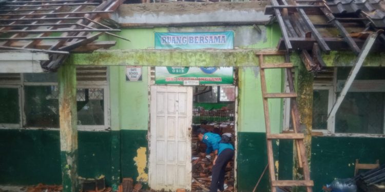 Atap Gedung MTs Negeri 7 Pandeglang Ambruk