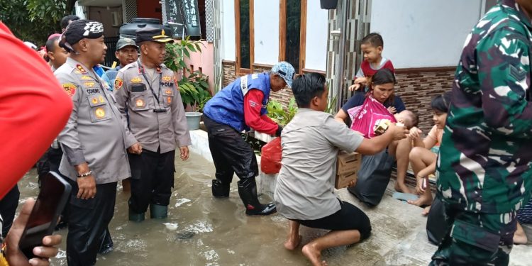 Banjir Landa Perumahan Bumi Ciruas Permai, Polres Serang Distribusikan Makanan