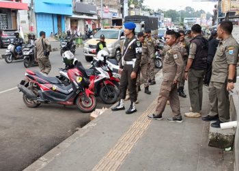 Bikin Kumuh, Satpol PP Pandeglang Tertibkan PKL di Jalan Ahmad Yani