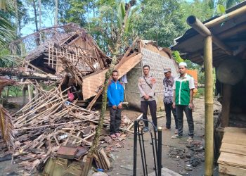 Rumah Warga di Pandeglang Hancur Tertimpa Pohon Kelapa