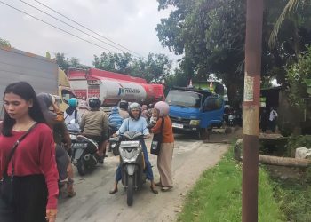 Asnya Patah, Truk Pengangkut Tanak Bikin Kemacetan di Pabuaran