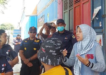 Debat dengan Petugas, Seorang Pedagang Tamansari Menolak Kiosnya Dibongkar