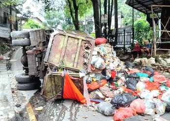 Truk Pengangkut Sampah Terguling, Sampah Berserakan di Jalanan