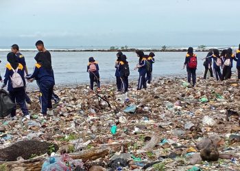 Siswa SMK Bersihkan Sampah di Pantai Teluk