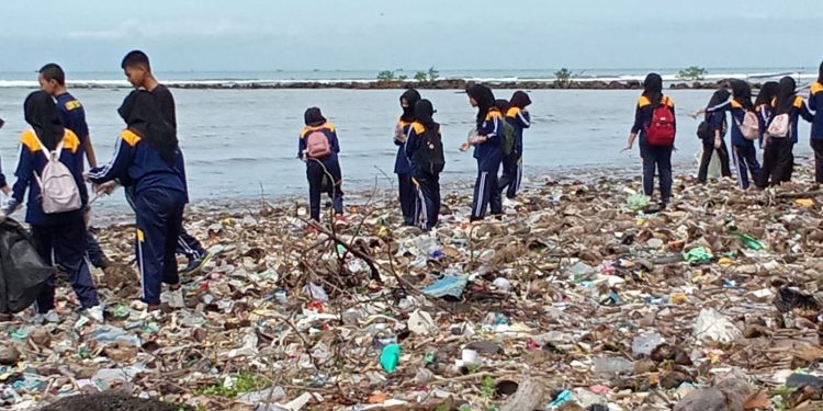 Siswa SMK Bersihkan Sampah di Pantai Teluk