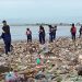 Siswa SMK Bersihkan Sampah di Pantai Teluk