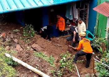 Longsor, Tembok Penahan Tanah Timpa Rumah Warga Kampung Cidemang