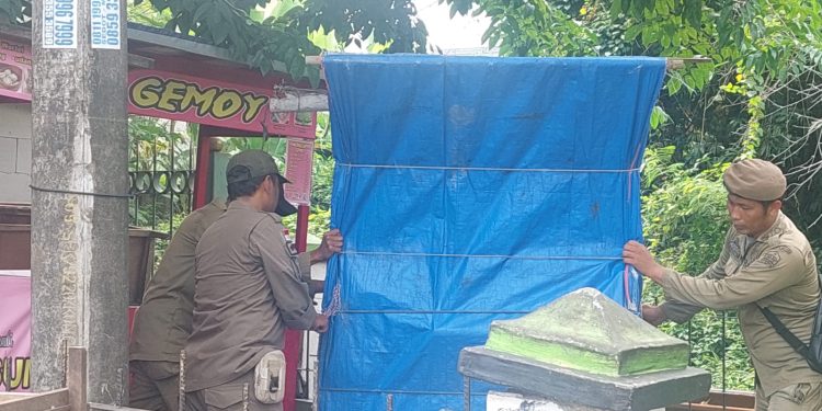 Bandel, Gerobak Pedagang Stadion Maulana Yusuf Diangkut Satpol PP