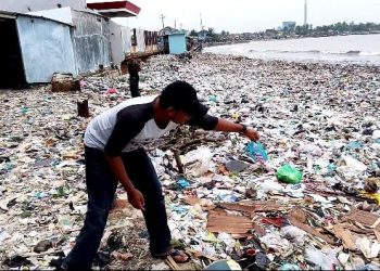 Pantai Teluk Labuan di Pandeglang Dipenuhi Sampah Lagi, Begini Penyebabnya