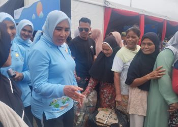 Istri Bahlil Lihat Warga Tukar Sampah dengan Sembako di Teluk Naga Tangerang