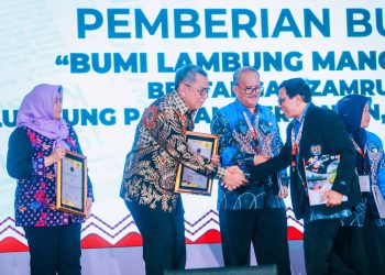 Berjasa Terhadap Perkembangan Pers Tangsel, Benyamin Terima Pin Emas di HPN 2025