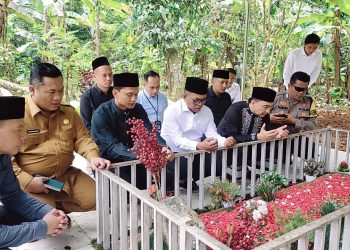 Ibunda Wagub Banten Terpilih Dimakamkan Berdampingan dengan Almarhum Ayahandanya