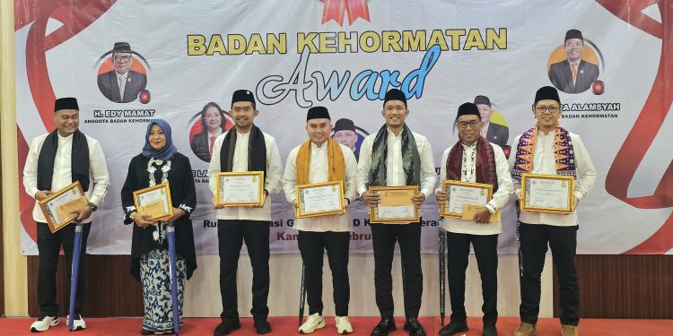 Disiplin, Delapan Anggota DPRD Tangsel Diganjar Penghargaan