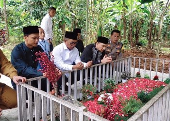 Andra Soni Berdoa di Makam Ibunda Wagub Banten Terpilih