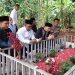 Andra Soni Berdoa di Makam Ibunda Wagub Banten Terpilih