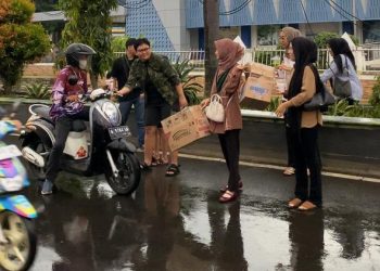 Komunitas Berbagi Nasi dan HMI Tebar 370 Takjil di Alun-alun Pandeglang