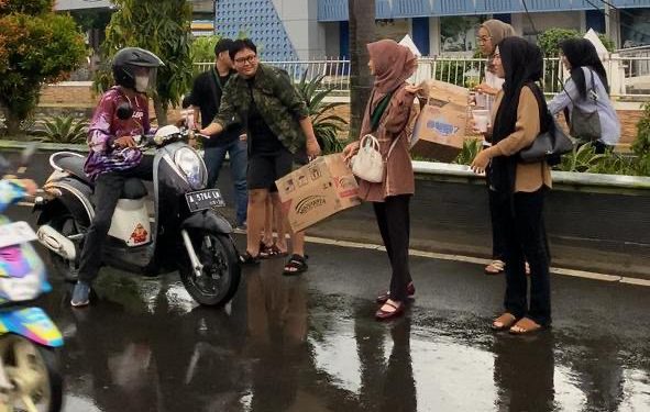 Komunitas Berbagi Nasi dan HMI Tebar 370 Takjil di Alun-alun Pandeglang