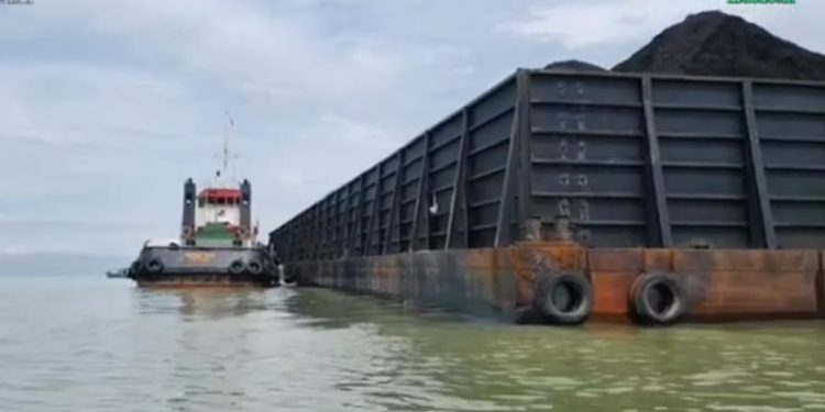 Cuaca Buruk Kapal Tongkang Batubara Terdampar di Teluk Labuan, Begini Kondisinya
