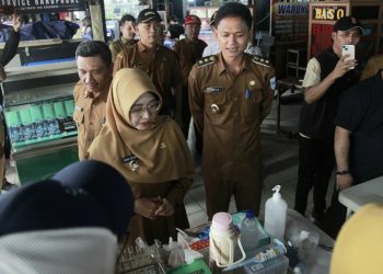 Dewi dan Iing Blusukan, Pantau Harga Bahan Pokok Makanan