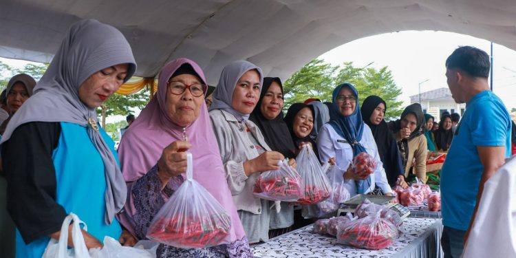 Warga Serbu Bazar Ramadan di Alun-alun Mancak Kabupaten Serang