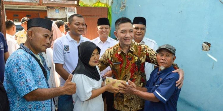 Rumahnya Tak Beratap, Warga Lebak Ini Dapat Bantuan Rp15 Juta dari Pemkab Lebak