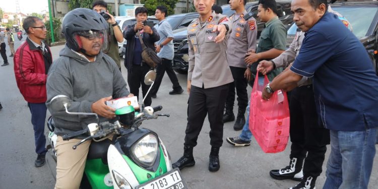 Plt Ketua PWI Cilegon dan Kapolres Bagi-bagikan Takjil ke Warga