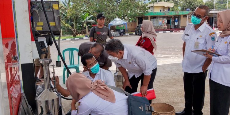 Cegah Kecurangan, UPT Metrologi Pandeglang Uji Takaran BBM di SPBU Kadubanen