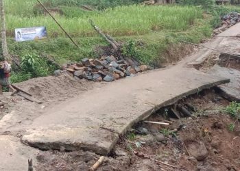 PT. Samudra Banten Jaya Bantu Perbaiki Jalan Rusak Akibat Longsor di Desa Warung Banten