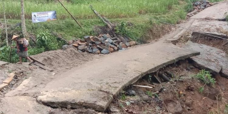 PT. Samudra Banten Jaya Bantu Perbaiki Jalan Rusak Akibat Longsor di Desa Warung Banten