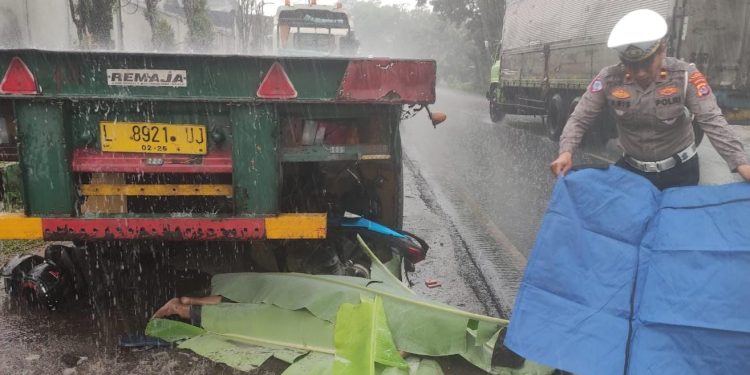 Kecelakaan Maut, Pemotor Tabrak Tronton yang Parkir