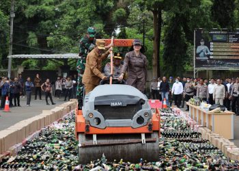 Polda Banten Musnahkan Puluhan Ribu Botol Miras, Ini Alasan Dibalik Langkah Tegas Tersebut!