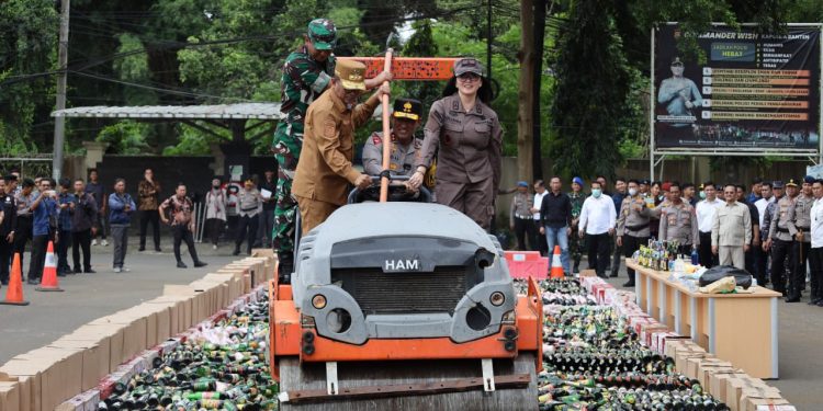 Polda Banten Musnahkan Puluhan Ribu Botol Miras, Ini Alasan Dibalik Langkah Tegas Tersebut!