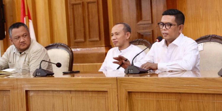 Andra Soni Tantang Mahasiswa untuk Aktif Kritik Pemerintahannya