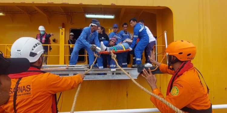 ABK Asal Italia Alami Stroke, Tim SAR Evakuasi Medis di Perairan Suralaya