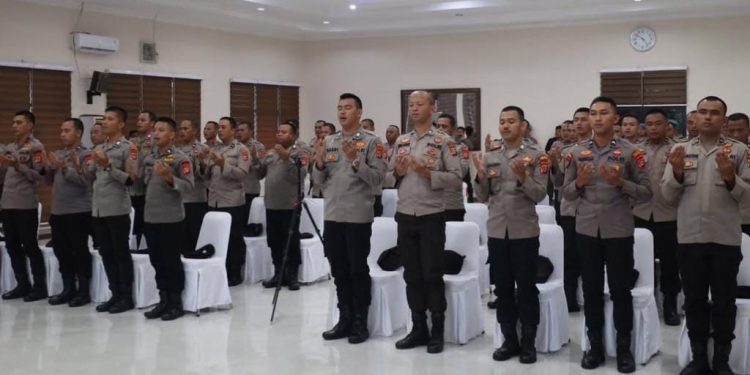 40 Anggota Polda Banten Selesai Menjalani Program Dimtak di Pondok Pesantren
