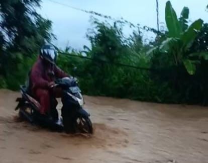 Banjir di Puloampel, Sepeda Motor Milik Warga Terseret Banjir